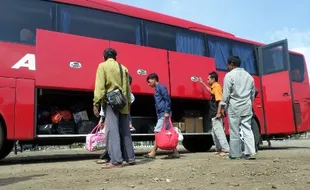 MUDIK LEBARAN 2014 : Jembatan Comal Ambles, Bus Wonogiri Telat 37 Jam