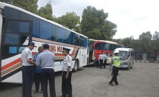 PENERTIBAN BUS JELANG LEBARAN : Tim Gabungan Tilang 12 Bus