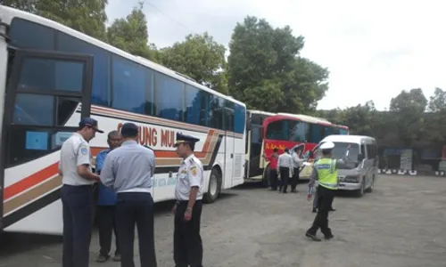 PENERTIBAN BUS JELANG LEBARAN : Tim Gabungan Tilang 12 Bus