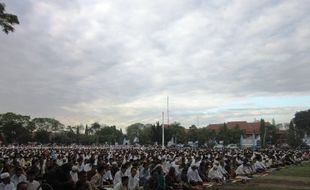 LEBARAN 2014 : Ribuan Orang Salat Id di Alun-alun Karanganyar