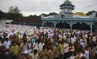 FOTO SALAT ID : Ribuan Warga Ikuti Salat di Keraton Solo 