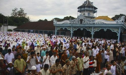 FOTO SALAT ID : Ribuan Warga Ikuti Salat di Keraton Solo 