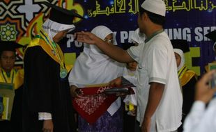 FOTO PENYERAHAN SERTIFIKASI : Siswa-Siwa Hafal Juz ke-30 Alquran Dapat Sertifikasi