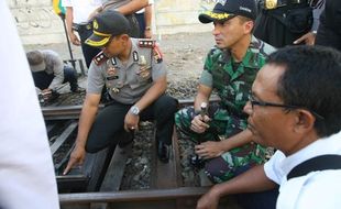 FOTO PENGAMANAN MUDIK LEBARAN : Inspeksi Rel Kereta Api 