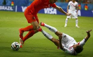 SEMIFINAL ARGENTINA VS BELANDA : Ron Vlaar Diragukan Tampil Perkuat  Belanda