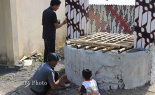 HARI BATIK NASIONAL : Warga Kepek Gunungkidul Gelar Aksi Mural Batik di Dinding Rumah