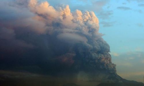 PENDAKI JATUH DI KAWAH MERAPI : Nekat ke Puncak Merapi, Pendaki Bisa Kena Sanksi