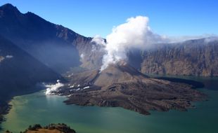 ANAK GUNUNG RINJANI MELETUS :Penerbangan Jogja-Bali Terganggu