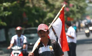 Pria Ini Bayar Nazar Jalan Kaki Malang-Jakarta, Mampir Jogja untuk Jemput Amien Rais