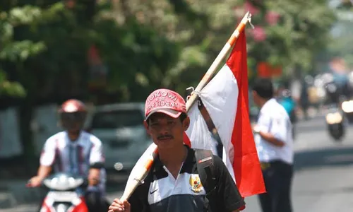 Pria Ini Bayar Nazar Jalan Kaki Malang-Jakarta, Mampir Jogja untuk Jemput Amien Rais