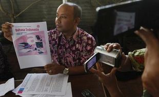 FOTO BUKU SEKOLAH ELEKTRONIK : Wah, Buku Bahasa Indonesia Ajarkan Rasialisme!