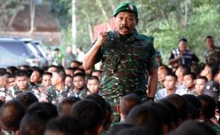 ANGGOTA TNI DITEMBAK BRIMOB : Anggota TNI Jadi Beking BBM Ilegal, Kapuspen Anggap Wajar