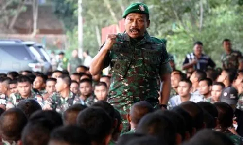 ANGGOTA TNI DITEMBAK BRIMOB : Anggota TNI Jadi Beking BBM Ilegal, Kapuspen Anggap Wajar