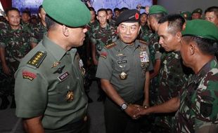 FOTO APEL DANSAT TNI AD : Panglima TNI Salami Para Dansat TNI AD