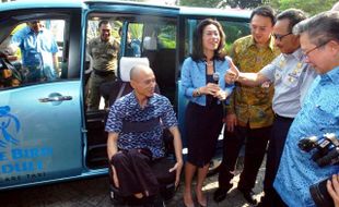 FOTO BLUE BIRD Tawarkan Taksi Difabilitas