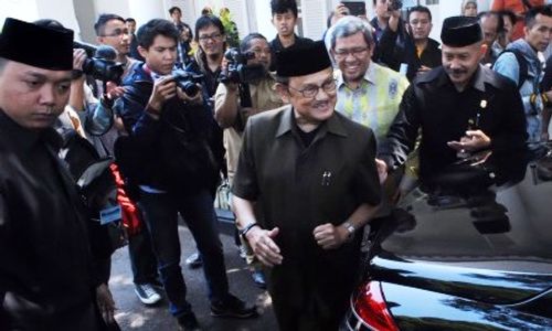 FOTO HABIBIE Siapkan R80  di Dirgantara Indonesia