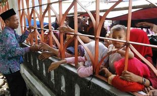 FOTO HAJI 2014 : Pengantar Calon Haji di Balik Pagar