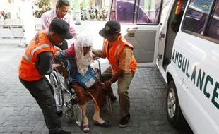 FOTO HAJI 2014 : Petugas Bantu Calon Haji Naik Ambulans