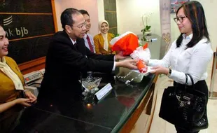 FOTO HARI PELANGGAN NASIONAL 2014 : Bank BJB Bagikan Tanda Mata