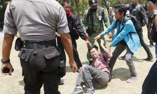 FOTO HARI TANI 2014 : Begini Cara Aparat Tangani Mahasiswa Demonstran