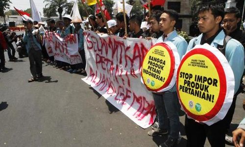 FOTO HARI TANI 2014 : Giliran BEM Fakultas Pertanian UNS Beraksi