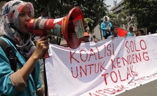 FOTO HARI TANI 2014 : Koalisi Solo untuk Kendeng Beraksi di Gladak