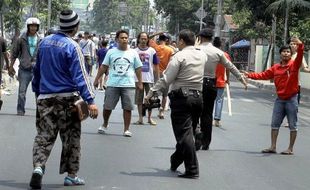 FOTO IDULADHA 2014 : Penggusuran Pedagang Hewan Kurban Rusuh