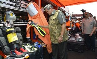 FOTO INDONESIA PEACE AND SECURITY CENTRE : Presiden SBY Periksa Kendaraan Taktis Bencana