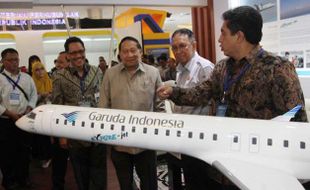 FOTO PAMERAN TRANSPORTASI INDONESIA 2014 : Menteri Perhubungan Kunjungi Stan Garuda Indonesia