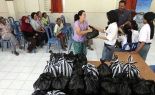 FOTO PEKAN PENDIDIKAN KRISTEN : Siswa SMA Kristen 2 Solo Bagikan Sembako