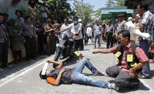 FOTO PEMBUNUHAN MAHASISWA : Terbunuhnya Mahasiswa Unisri Direka Ulang