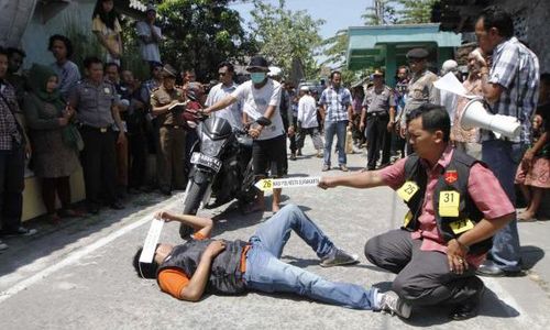 FOTO PEMBUNUHAN MAHASISWA : Terbunuhnya Mahasiswa Unisri Direka Ulang