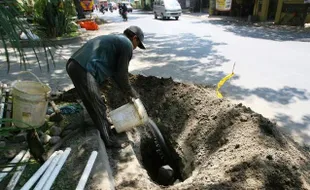 FOTO PENANAMAN KABEL Dikeluhkan Warga