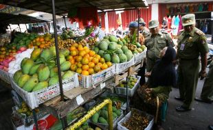 FOTO PENATAAN PKL : PKL Klewer Makan Badan Jalan