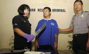 FOTO PENCURIAN SOLO : Bobol Rumah Kosong Lelaki Ini Sandang Golok