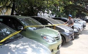 FOTO PENGGELAPAN MOBIL RENTAL : 14 Mobil Rental Diselamatkan Polisi