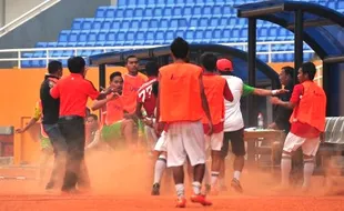 FOTO PERSIJA U21 VS PERSEBAYA U21 : Official Turut Berkelahi di Jakabaring