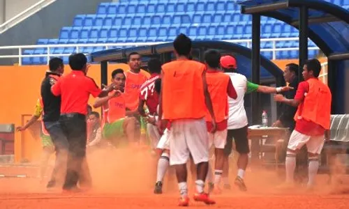 FOTO PERSIJA U21 VS PERSEBAYA U21 : Official Turut Berkelahi di Jakabaring