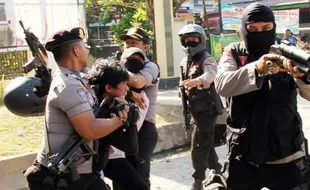 FOTO RUU PILKADA : Polisi Bentrok dengan Penolak Pilkada di DPRD