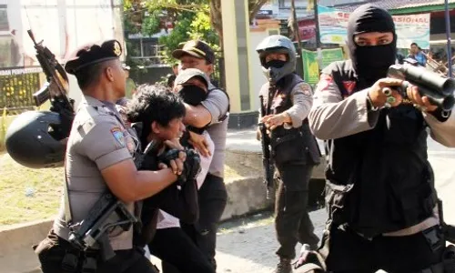 FOTO RUU PILKADA : Polisi Bentrok dengan Penolak Pilkada di DPRD