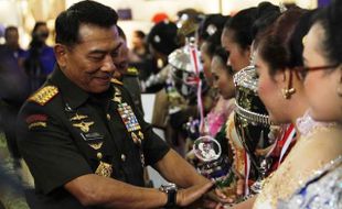 FOTO SINDEN IDOL : Trofi Sinden Idol Diserahkan Panglima TNI