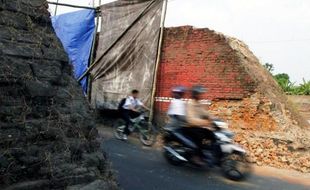 FOTO TUGU BATA : Jalan Dilebarkan, Sisi Timur Tugu Bata Digeser