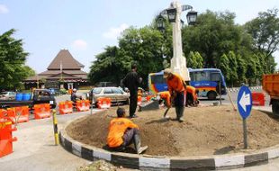 FOTO TUGU NOL KILOMETER SOLO : DKP Solo Renovasi Taman Depan Balai Kota