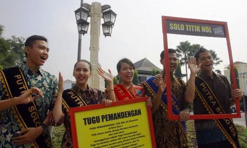 FOTO TUGU NOL KILOMETER SOLO :  Putra-Putri Solo Kenalkan Tugu Pemandengan