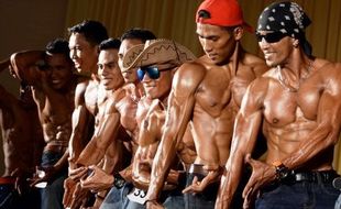 FOTO ULTIMATE BODY CONTEST : Binaragawan Beradu Pamer Otot Tubuh