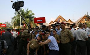 FOTO WORLD MILITARY PARACHUTING CHAMPIONSHIP : Penerjun Brasil dan Chile Foto Selfie Bareng