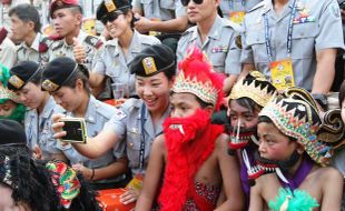 FOTO WORLD MILITARY PARACHUTING CHAMPIONSHIP : Penerjun Korea Selatan Berfoto dengan Penari Cilik