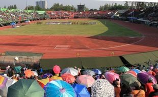 FOTO WORLD MILITARY PARACHUTING CHAMPIONSHIP : Ribuan Warga Solo Rela Berjemur demi Terjun Payung