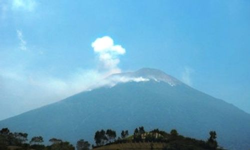 GUNUNG SLAMET SIAGA : Slamet Embuskan Asap Putih, Status Tetap Siaga