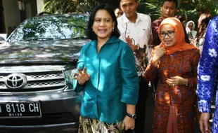 FOTO IRIANA JOKOWI dan Mufidah Kalla Belanja Batik di Solo